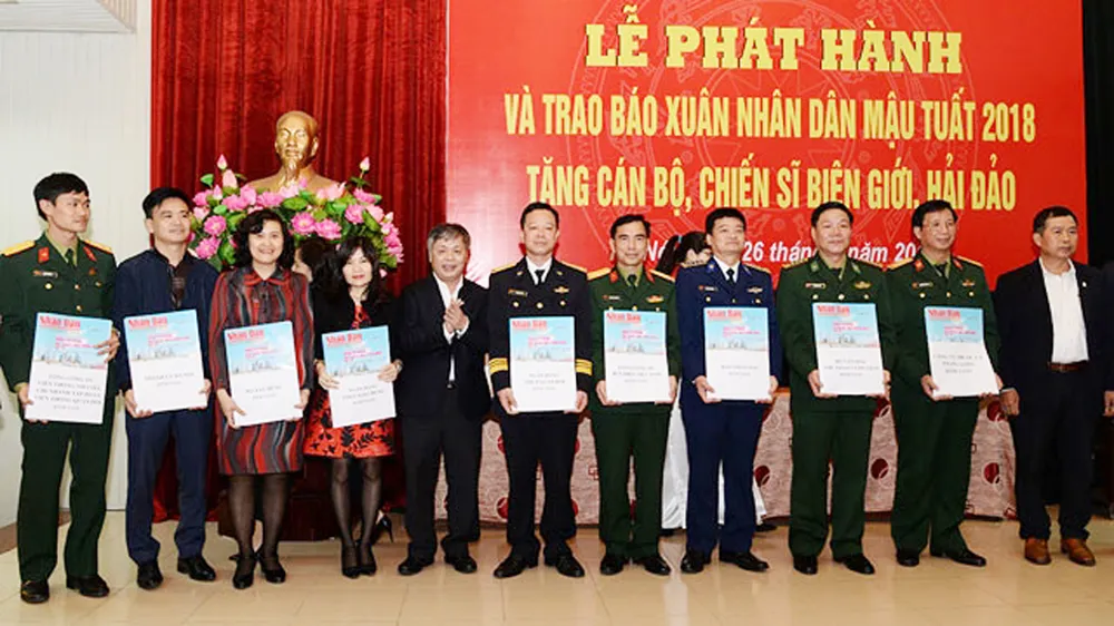 Trao tượng trưng hơn 40 ngàn tờ báo xuân 2018 tặng cán bộ, chiến sĩ. Ảnh: Báo Nhân dân