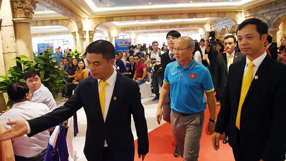 Ông Park Hang Seo ấn tượng với khu nghỉ dưỡng JW Marriott Phu Quoc Emerald Bay của Sun Group ảnh 3