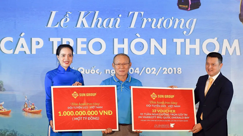 HLV Park đại diện cho U23 Việt Nam nhận quà tặng 1 tỷ đồng và voucher nghỉ dưỡng do Sun Group trao tặng