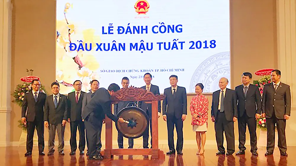 Bộ Trưởng Bộ Tài chính Đinh Tiến Dũng đánh cồng truyền thống đầu xuân tại HoSE