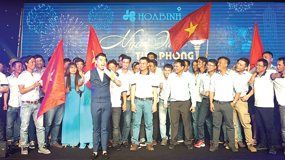 Tập đoàn Xây dựng Hòa Bình khen thưởng hơn 21 tỷ đồng cho tập thể, cá nhân xuất sắc ảnh 1