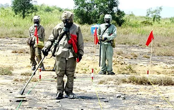 Lực lượng của Đoàn H8 công binh đang rà phá bom, mìn tại khu vực sân bay Đà Nẵng. Ảnh tư liệu