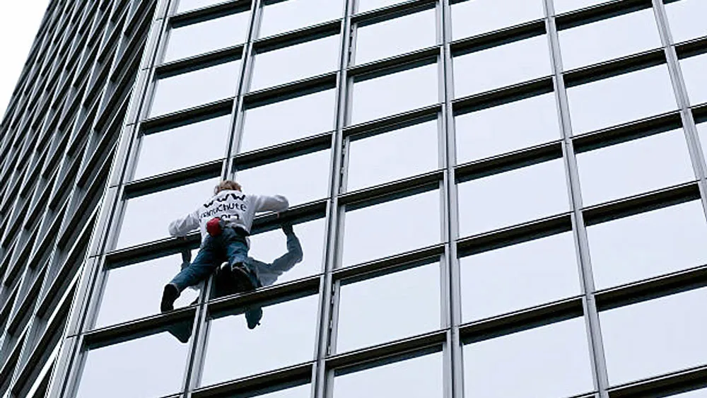 Chinh phục tòa nhà cao 187m bằng tay không