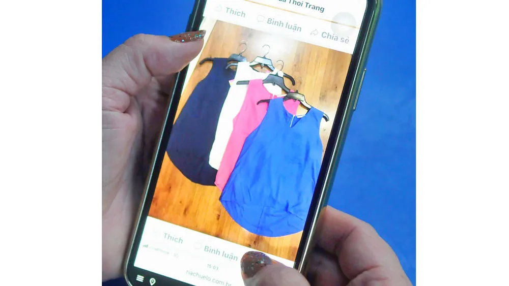 Qua mạng xã hội người tiêu dùng có thể chọn mua thời trang. Ảnh: THÀNH TRÍ