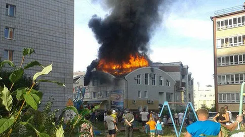 Ngọn lửa bùng phát tại trung tâm thương mại. Ảnh: RT