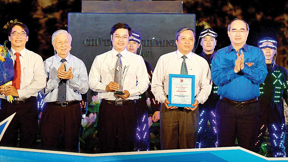 Bí thư Thành ủy TPHCM Nguyễn Thiện Nhân trao giải Hồ Hảo Hớn năm 2018 cho Trung tâm Phát triển khoa học và công nghệ trẻ Thành đoàn. Ảnh: VIỆT DŨNG