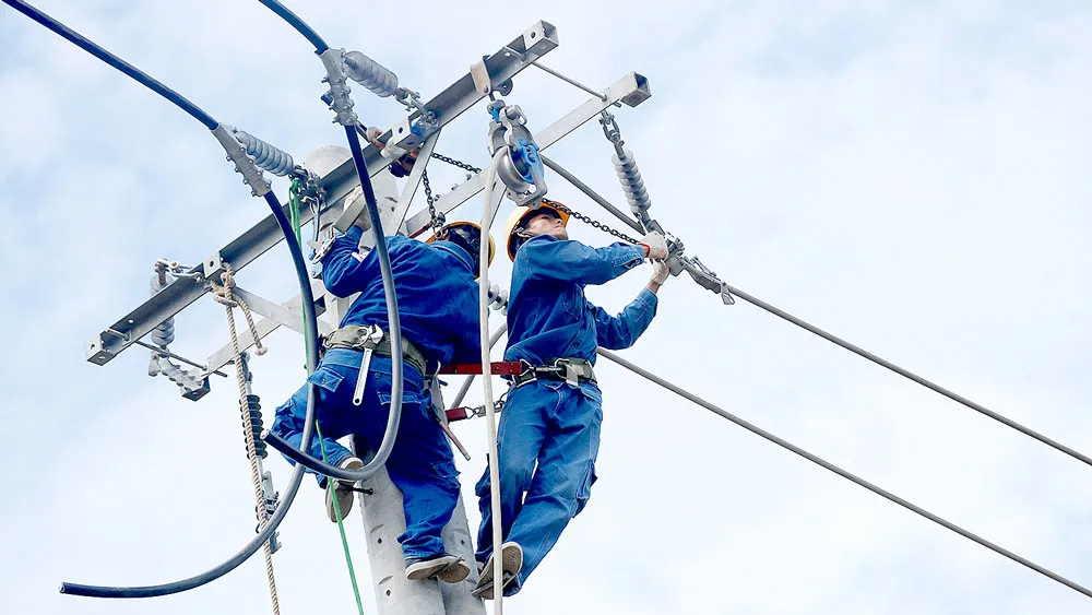 Thi công cải tạo lưới điện đảm bảo cấp điện mùa khô