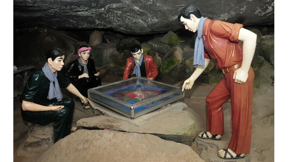 Một cụm tượng tái hiện lại những hoạt động của các chiến sĩ cách mạng trong động Kim Quang