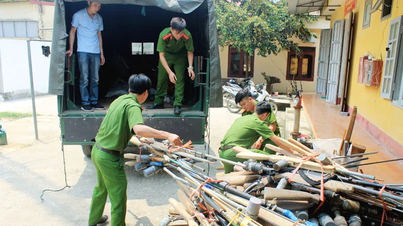 Vận động nhân dân giao nộp gần 600 súng săn, súng tự chế ảnh 1