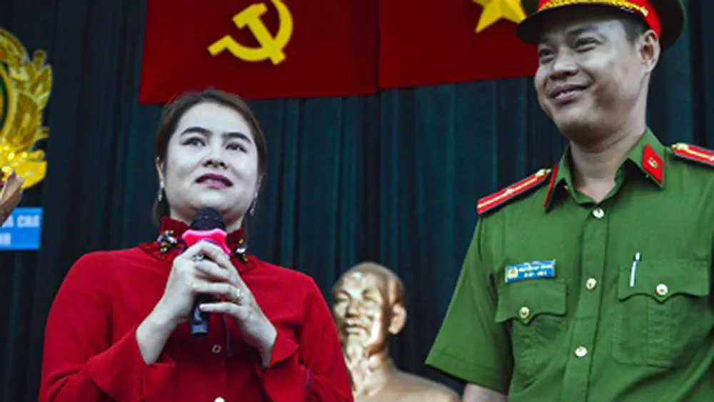 Cư dân xúc động khi gặp lại các chiến sĩ đã cứu mình