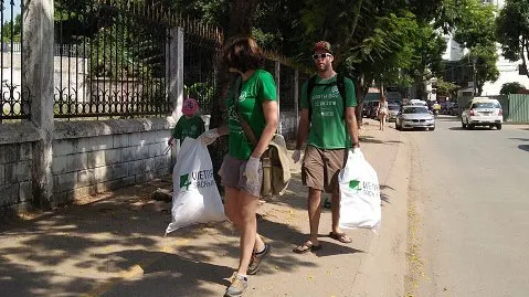 Người nước ngoài tham gia sự kiện, cùng đi thu gom rác. Ảnh: ĐÌNH SANG/VOH