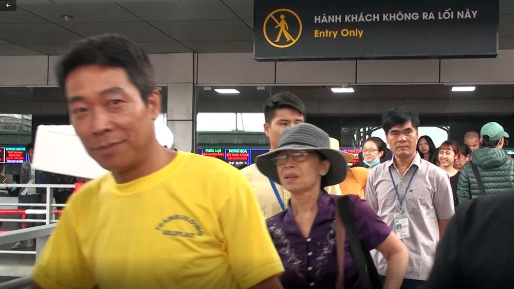 Người dân đổ xô ra các bến xe