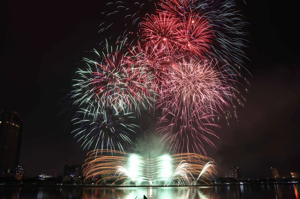 Rực rỡ sắc màu bầu trời Đà Nẵng  ảnh 1