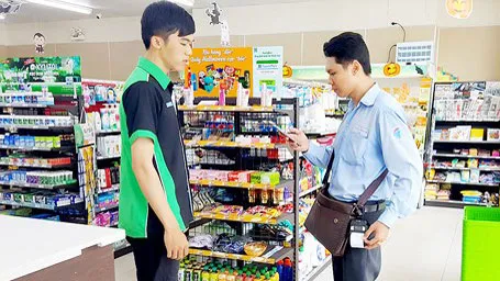 Nhân viên công ty CP Cấp nước Chợ Lớn thu tiền bằng smartphone trong chương trình hóa đơn điện tử