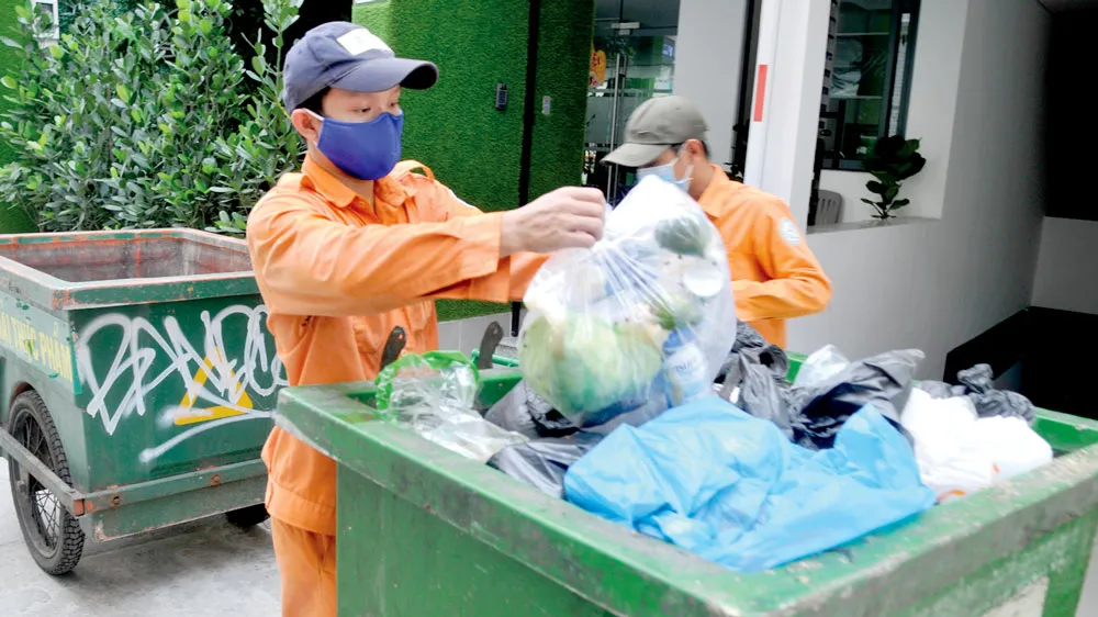 Nhân viên thu gom rác tại quận 1, TPHCM. Ảnh: CAO THĂNG