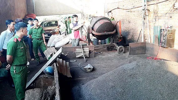 Cơ quan công an bắt quả tang cơ sở của bà Loan có hành vi trộn lõi pin vào phế phẩm cà phê