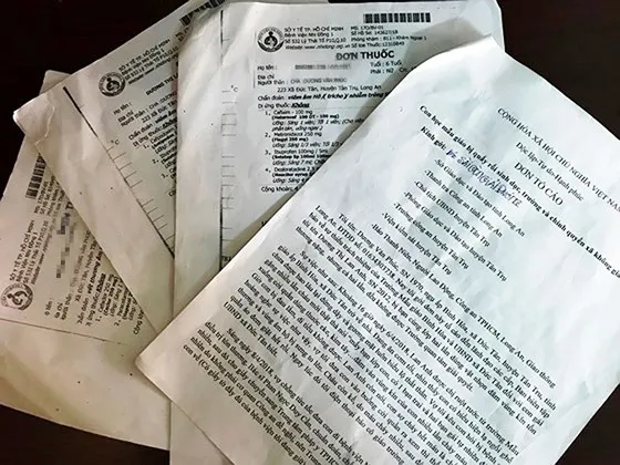 Đơn tố cáo vụ việc của ông Phúc gửi cơ quan chức năng và các đơn thuốc của bé L.A