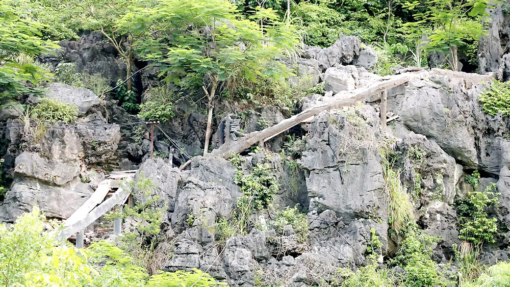 Hệ thống bậc thang này tại núi Cái Hạ sẽ tiếp tục được dỡ bỏ để trả lại nguyên trạng cảnh quan. Ảnh: TTXVN