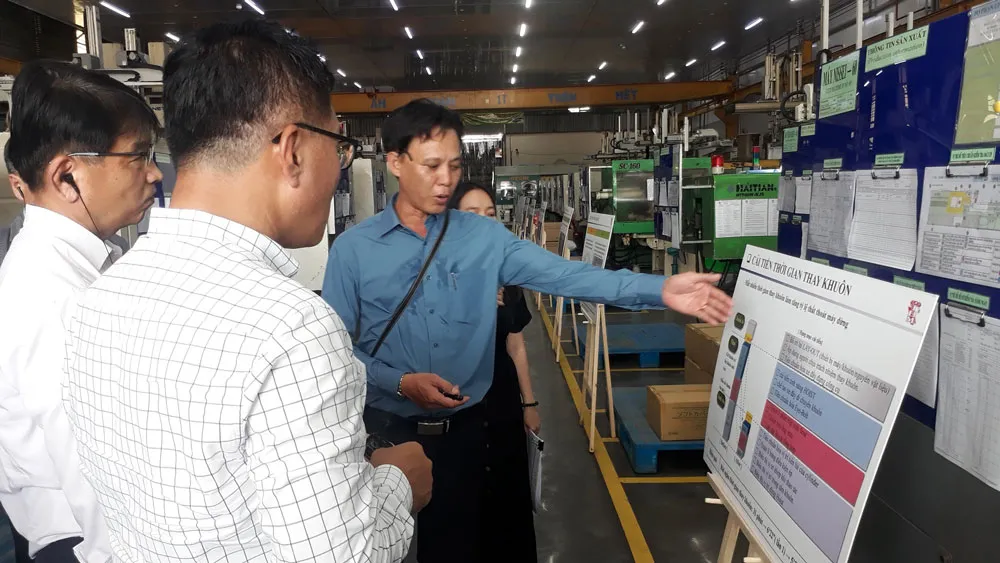 Các chuyên gia Samsung tham gia khảo sát, đánh giá kết quả thực hiện sau 3 tháng cải tiến tại DN