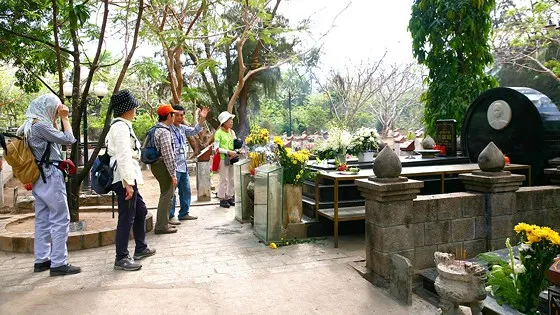 Du khách viếng mộ nữ anh hùng Võ Thị Sáu 