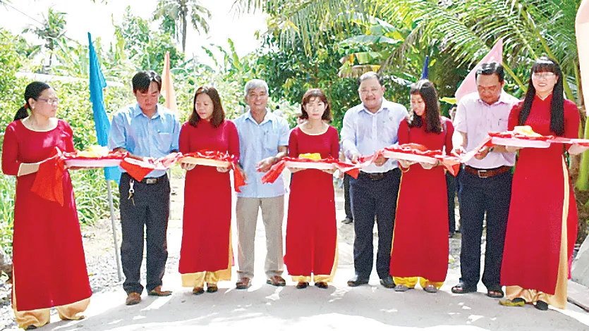 Cắt băng khánh thành cầu Cây Gáo ấp Hòa Hưng, xã Hòa Tân