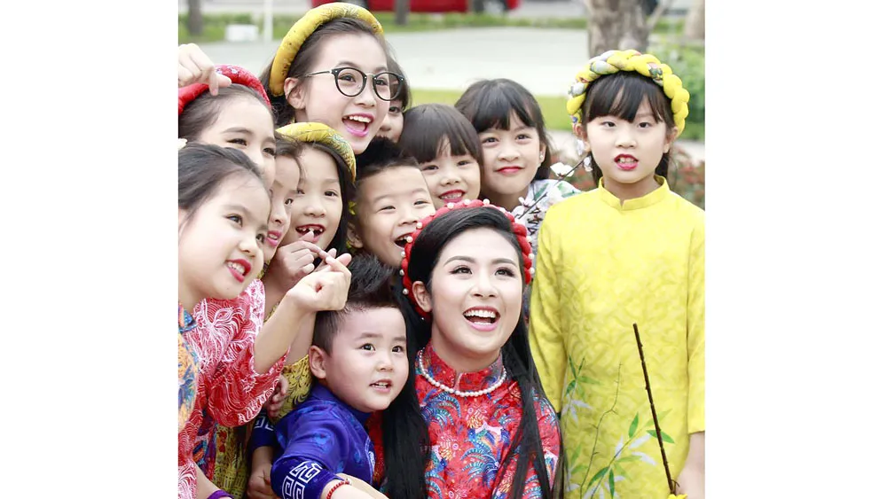 Nhà thiết kế Ngọc Hân và các người mẫu nhỏ tuổi