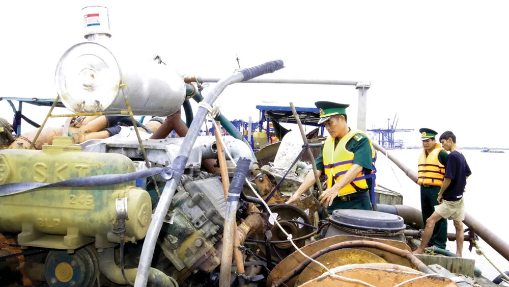 Bộ đội Biên phòng TPHCM thu giữ các phương tiện đang sang mạn cát khai thác trái phép trên sông Đồng Nai