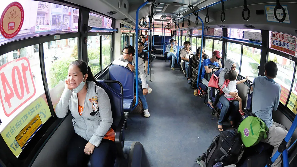 Hành khách đi xe buýt tuyến 104. Ảnh: CAO THĂNG
