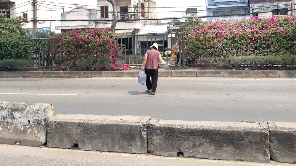 Băng qua đường nguy hiểm