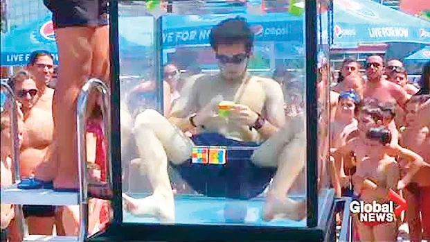 Kỷ lục mới về chơi Rubik trong khi lặn