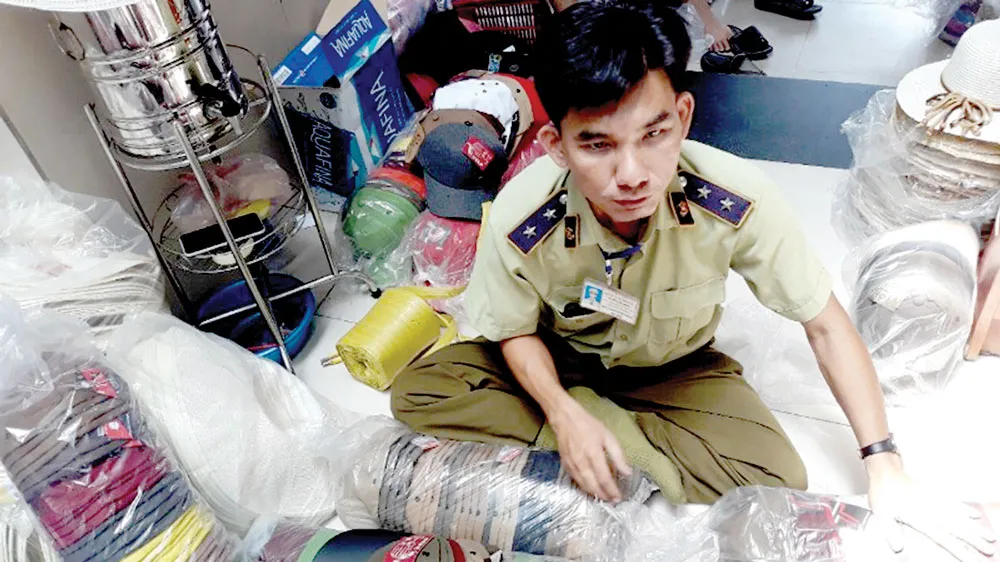 Quản lý thị trường TPHCM kiểm tra một đơn vị kinh doanh có dấu hiệu vi phạm nhãn hiệu sản phẩm