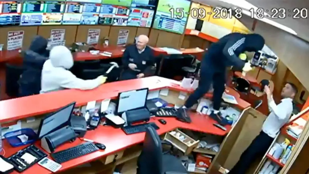 Cụ ông 85 tuổi tay không đuổi cướp