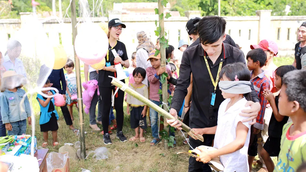 Tổ chức trò chơi cho các em nhỏ dân tộc vùng cao