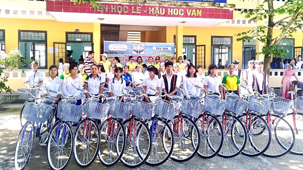 Trao xe đạp cho học sinh có hoàn cảnh khó khăn ở huyện miền núi Tây Trà, Quảng Ngãi từ nguồn đóng góp chương trình “Ly cà phê thiện nguyện tháng 9”. Ảnh: PHAN TẤN HẢI