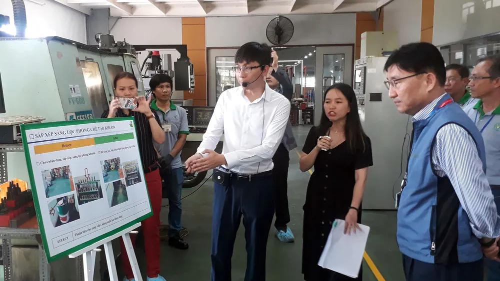 Các chuyên gia Samsung đang kiểm tra quá trình cải tiến của một doanh nghiệp