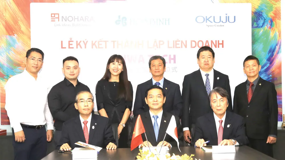 Ông Lê Viết Hải - Chủ tịch HĐQT, Tổng Giám đốc Công ty Cổ phần Tập đoàn Xây dựng Hòa Bình (người ngồi chính giữa) cùng hai đối tác đến từ Nhật trong buổi ký kết