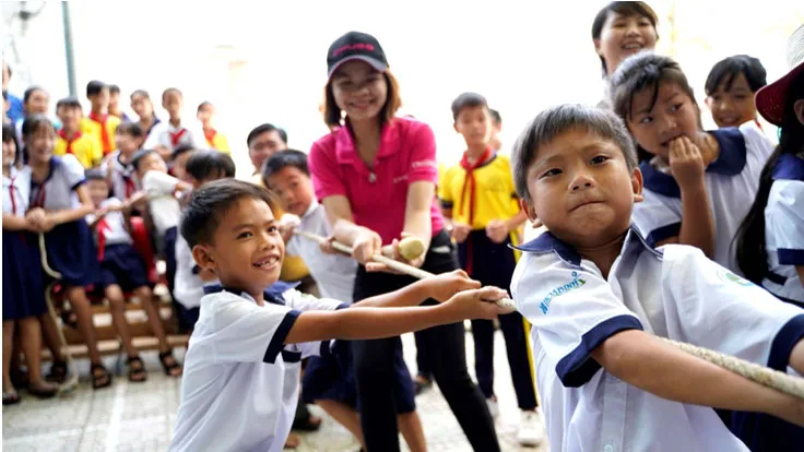 Nhân viên của tập đoàn Chubb tổ chức nhiều hoạt động cho học sinh trường tiểu học Thạnh An trong “Ngày Chubb vì cộng đồng 2018”