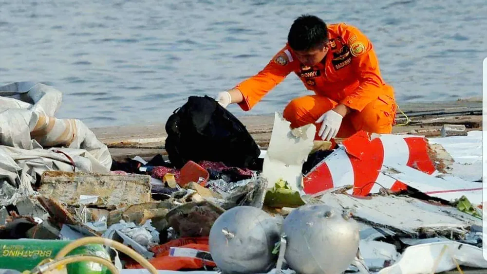 Những mảnh vỡ và hành lý tìm được