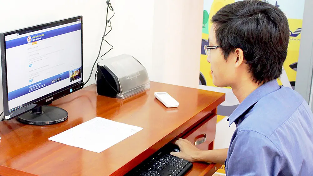 Cán bộ UBND quận Bình Tân xử lý hồ sơ do người dân gửi thông qua dịch vụ công trực tuyến. Ảnh: TUẤN VŨ