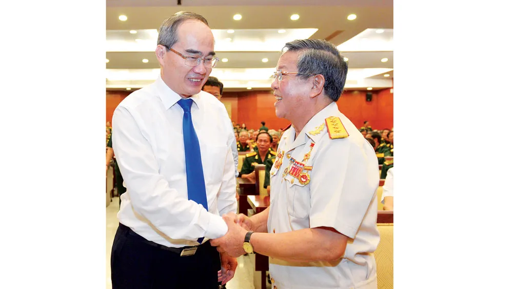 Bí thư Thành ủy TPHCM Nguyễn Thiện Nhân gặp mặt cán bộ cao cấp quân đội nghỉ hưu. Ảnh: VIỆT DŨNG