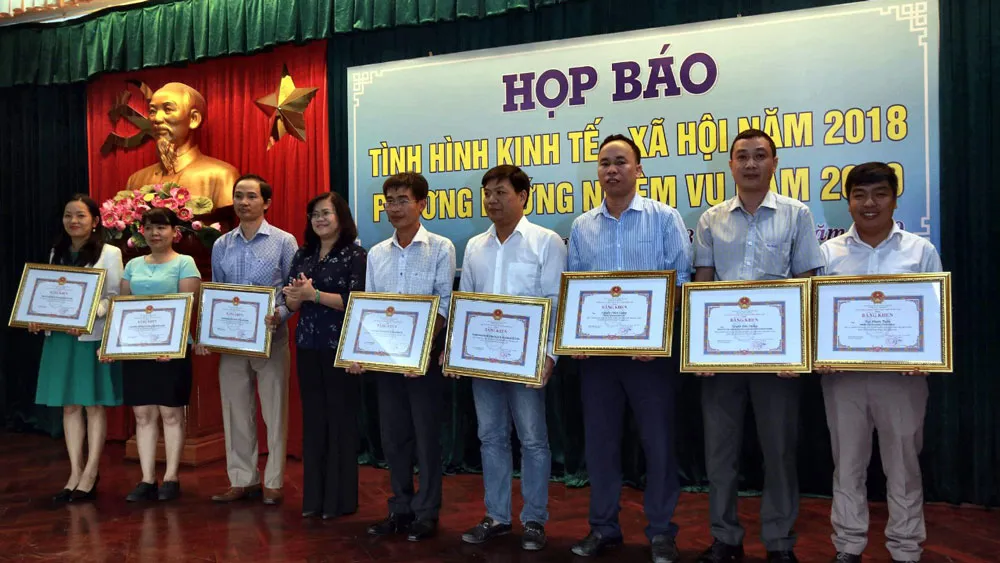 UBND tỉnh Đồng Nai tặng bằng khen Văn phòng đại diện khu vực Đông Nam bộ Báo SGGP ảnh 1