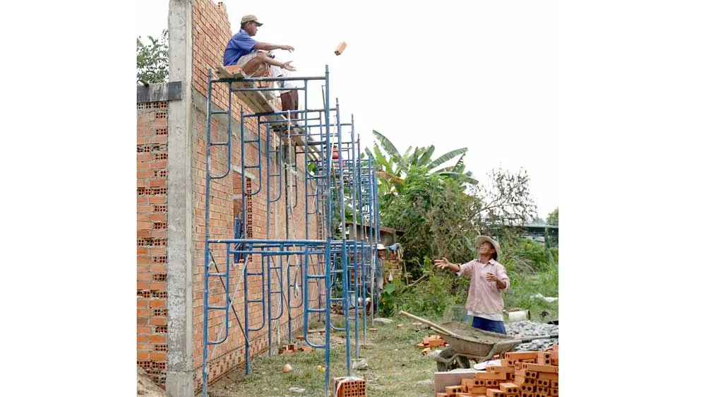 Nhiều công nhân tại các công trình không sử dụng đồ bảo hộ lao động. Ảnh: HOÀNG HÙNG