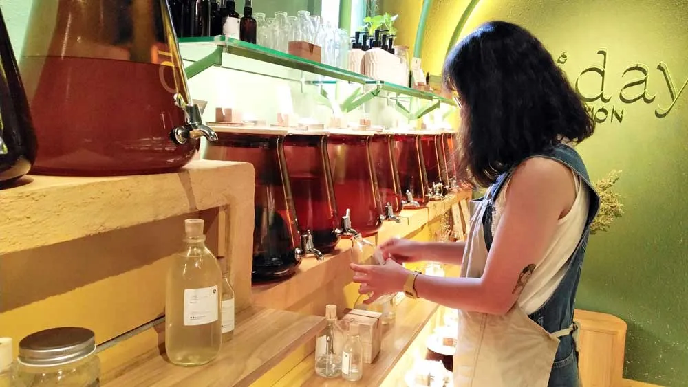 Khách hàng có thể mang chai lọ cũ đến cửa hàng để sang chiết các sản phẩm cần thiết cho gia đình