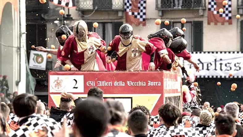 Lễ hội ném cam ở Italy