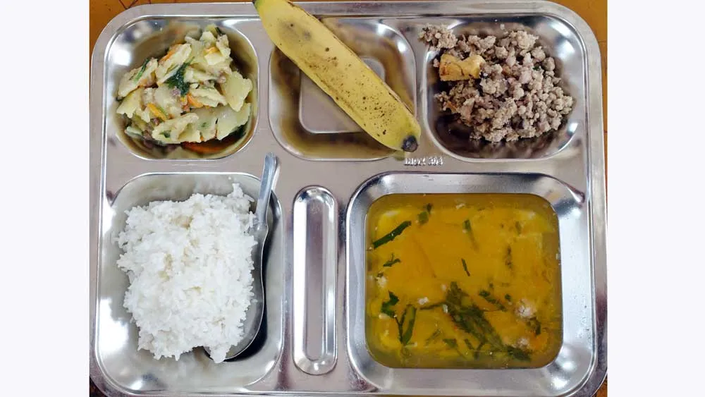 Bữa trưa 5 món, đủ chất được đặt ngăn nắp trong khay cơm sáng bóng