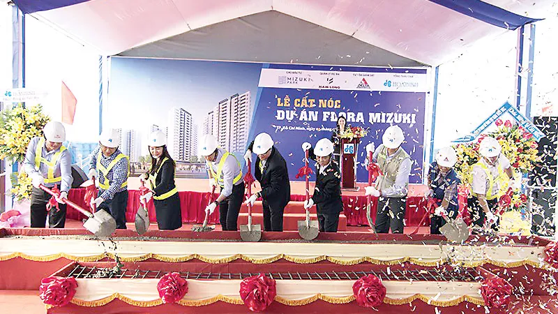 Công ty CP Tập đoàn Xây dựng Hòa Bình cất nóc công trình chung cư Flora Mizuki