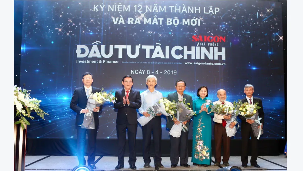 Trưởng Ban Tuyên giáo Thành ủy TPHCM Thân Thị Thư và Tổng Biên tập Báo SGGP Nguyễn Tấn Phong tặng hoa các chuyên gia. Ảnh: HOÀNG HÙNG