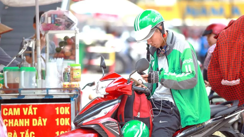 Chạy xe ôm công nghệ đang là sự lựa chọn của nhiều bạn trẻ. Ảnh: DŨNG PHƯƠNG