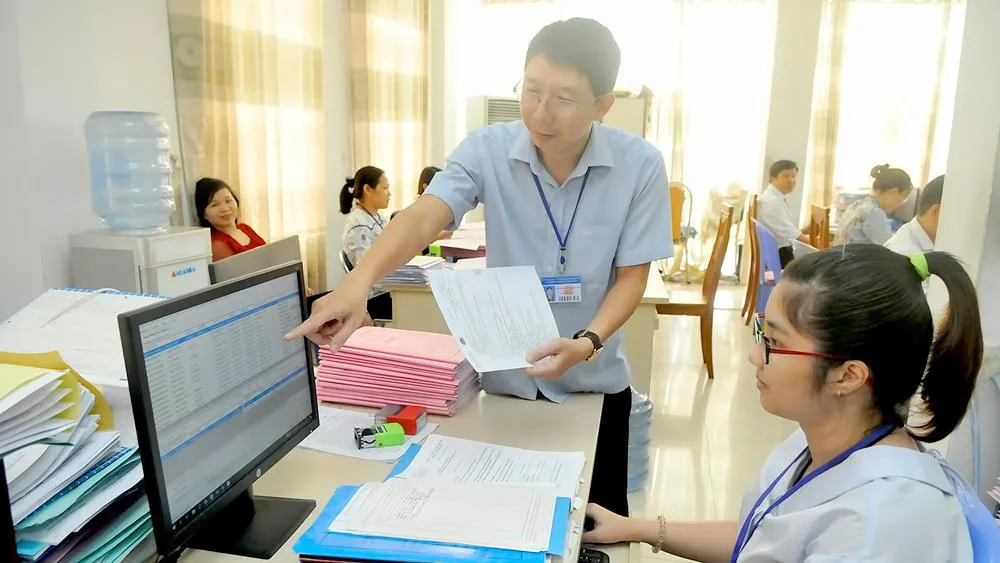 Chuyển thông tin liên thông điện tử từ Văn phòng đăng ký đất đai TPHCM chi nhánh quận 12 tới cơ quan thuế. Ảnh: CAO THĂNG