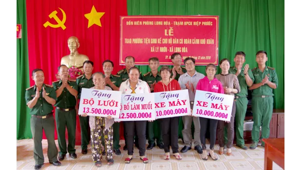 Các đơn vị cơ sở trong BĐBP TPHCM tặng phương tiện sinh kế cho người nghèo ở huyện Cần Giờ. Ảnh: Đức Thắng/ĐCSVN